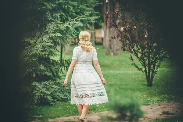 Underbar Snygg Blond Brud Vintage Vit Klänning Promenader Parken — Stockfoto