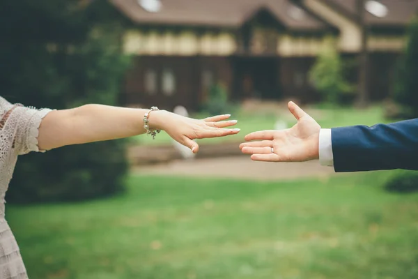 Hermosa Pareja Boda Tomados Mano Parque — Foto de Stock