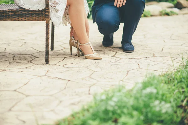 Casal Casamento Bonito Parque Sentado Sapatos Vestido Noiva — Fotografia de Stock