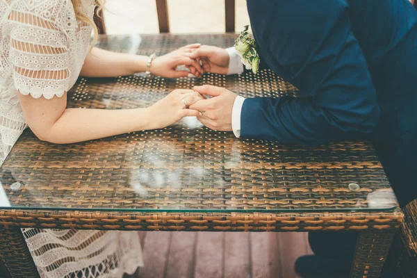 Lief Bruidspaar Zit Hand Hand Het Café — Stockfoto