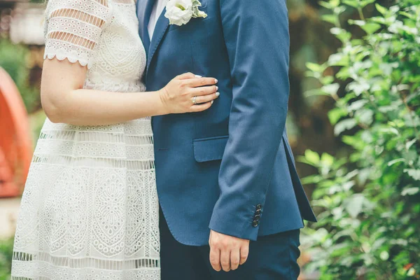 Hermosa Pareja Boda Parque Besan Abrazan — Foto de Stock