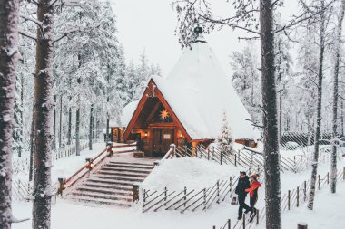 Donmuş Kar küçük ahşap kafede Finlandiya park lapland orman