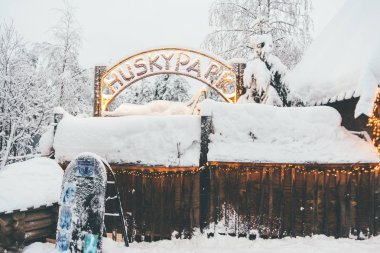 Forrest Husky Safari yolu Rovaniemi Finlandiya'da donmuş kar