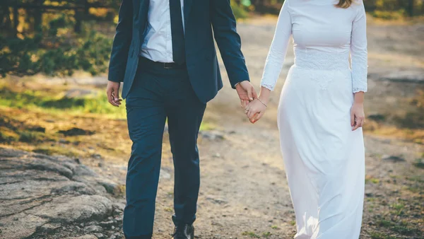 Casal casamento amoroso está andando na floresta — Fotografia de Stock