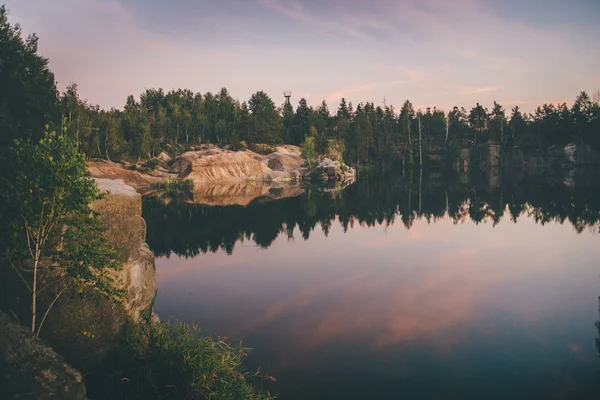 Schöner Sonnenuntergang mit Wasserspiegelung — Stockfoto