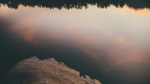 Schöner Sonnenuntergang mit Wasserspiegelung — Stockfoto