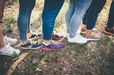 ekip oluşturma adım adım ormanda yürüyüş insanlar egzersizleri