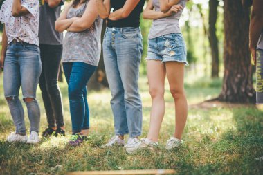 ekip oluşturma çalışmaları ormandaki bacaklar yukarı kapatın