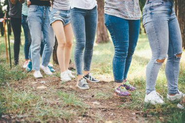 insanlar tek tek ormanda yürürken, insanlar ekip oluşturma çalışmaları