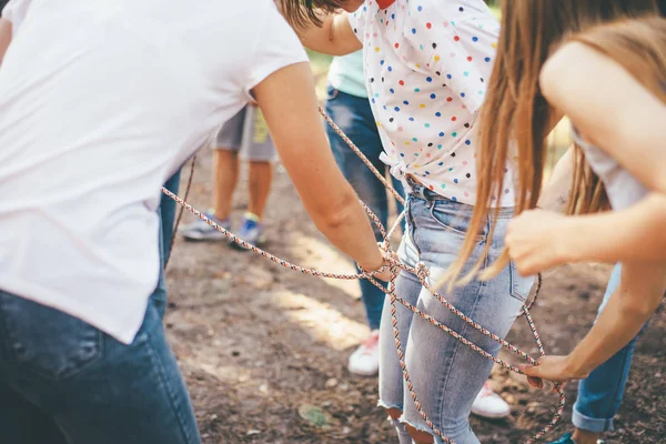 Ejercicios Trabajo Equipo Bosque Cerca Las Manos Desatar Nudo — Foto de Stock