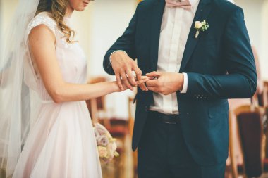 Gelin bir alyans mamülleri parmağını koyar.