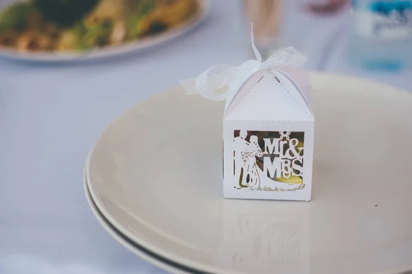 Біла картонна коробка весільних цукерок подарунків — стокове фото