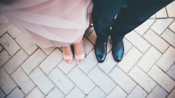 Matrimonio close up sposa e sposo scarpe — Foto Stock