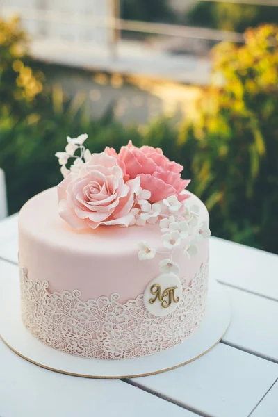 결혼 축 하 분홍색 유약된 케이크 — 스톡 사진