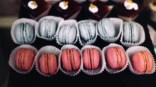 Pembe ve mavi macaroons yakın çekim — Stok fotoğraf