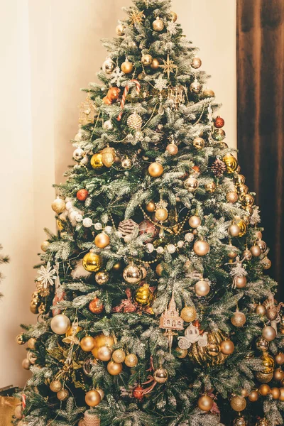 Julgran som är inredda i varma, mysiga nyanser — Stockfoto