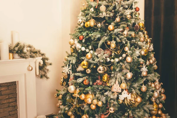 Meleg, otthonos árnyalatokkal díszített karácsonyfa — Stock Fotó