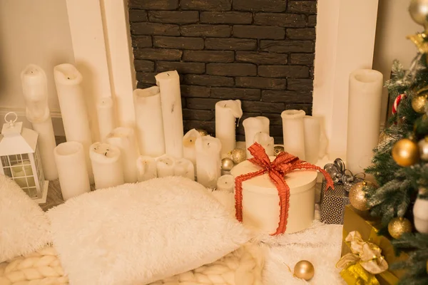 Cajas de regalo bajo el árbol de Navidad —  Fotos de Stock