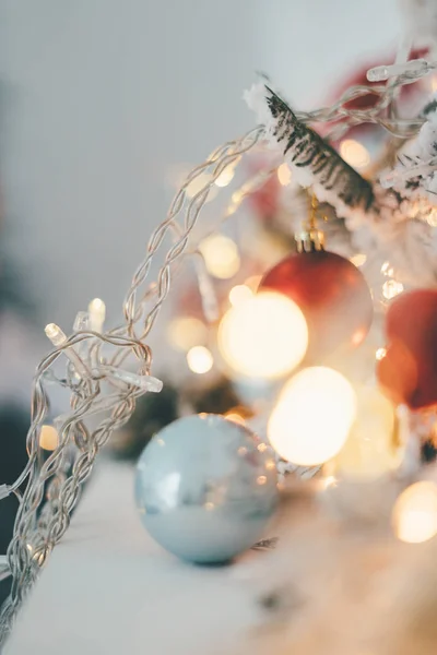 Árvore Natal Decorada Borrada Com Brinquedos Luzes — Fotografia de Stock