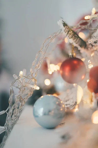 Árvore Natal Decorada Borrada Com Brinquedos — Fotografia de Stock