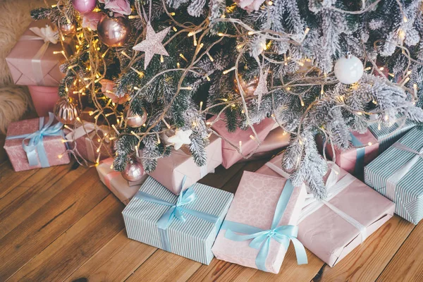 Abundância Das Caixas Presente Pastel Deitado Sob Árvore Natal Aconchegante — Fotografia de Stock