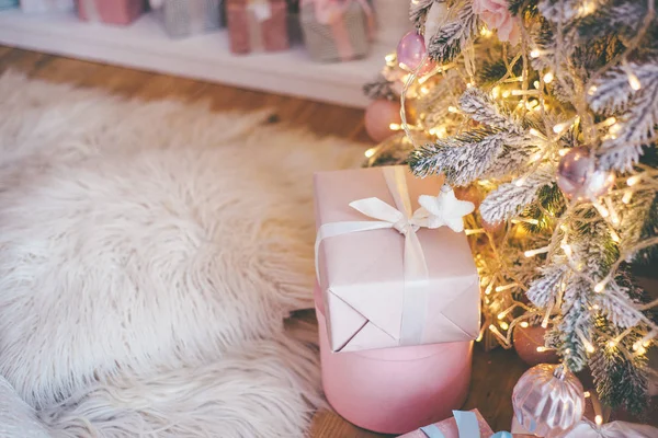 Karácsonyi Ajándék Hangulatos Díszített Karácsonyfa Alatt Szép Ünnep Hangulatot — Stock Fotó