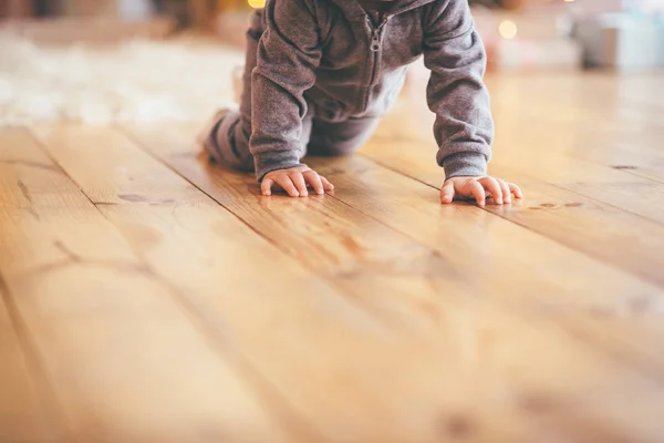 Foto Perto Bonito Bebê Terno Cinza Que Rasteja Chão Madeira — Fotografia de Stock