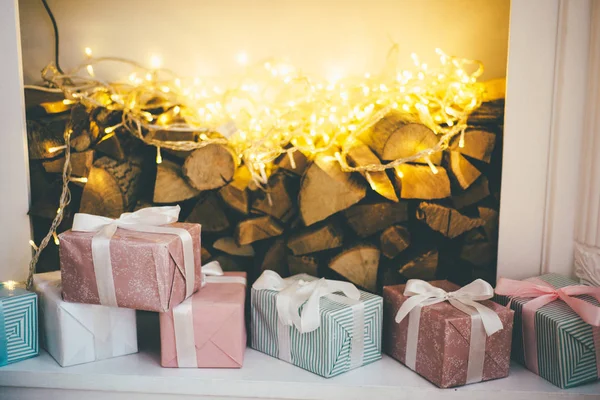 Caixas Presente Natal Envoltas Papel Pastel Decoradas Com Belas Fitas — Fotografia de Stock