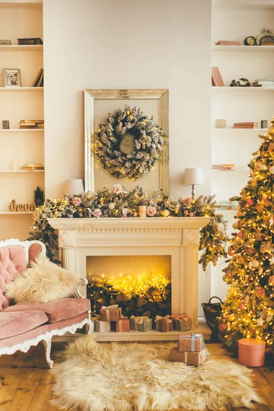 Hermoso Salón Interior Plagado Ambiente Navideño Chimenea Centro Otros Muebles —  Fotos de Stock