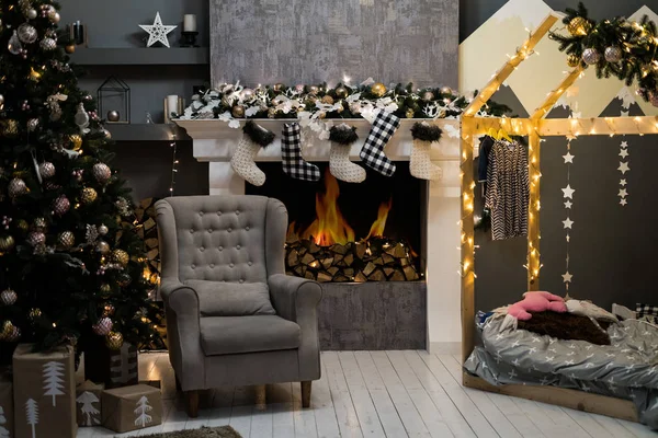 Elegante Árbol Navidad Chimenea Con Regalos Decorados Para Navidad Apartamentos —  Fotos de Stock