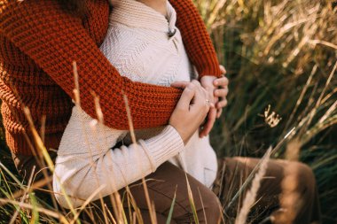 sevgi dolu çift çim oturan sarılma olduğunu