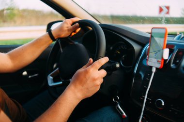 adam direksiyonuna araba ellerini sürüş