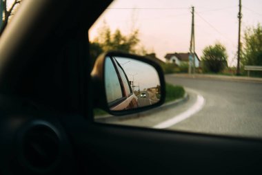 araba yan ayna gün batımı görünümü