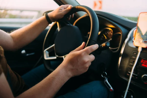 Uomo sta guidando le mani della macchina sul volante — Foto Stock