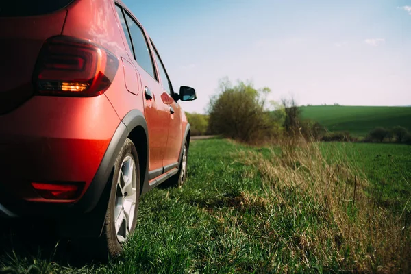 Coche rojo se queda en la hierba — Foto de Stock