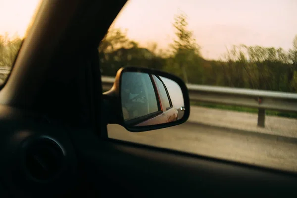 Vista tramonto dallo specchio laterale in auto — Foto Stock