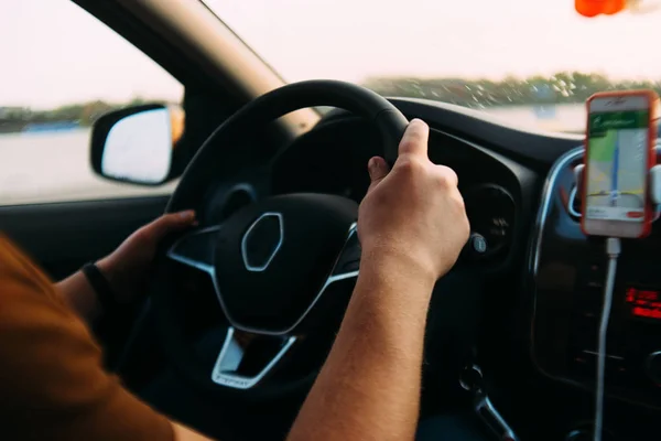 Uomo sta guidando le mani della macchina al tramonto al volante alba — Foto Stock