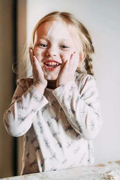 Happy Little Girl Dziecko Stoi Kuchni Bliska Portret Trzyma Własną — Zdjęcie stockowe