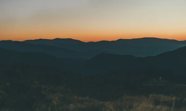 山の中で美しいオレンジ色の日の出。山脈、霧. — ストック写真