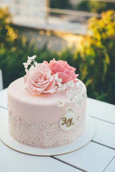 Celebration De Mariage Gateau Glace Rose Savoureux Violet Stock Photo