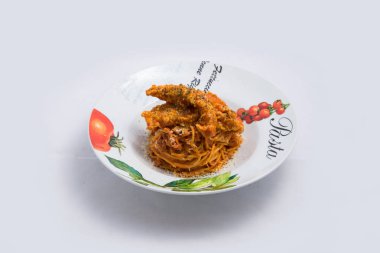 Ön perspektiften 60 derecelik açı ile minimal Beyaz arka plan ile bir plaka makarna noodle ile köri tavuk düşük kontrast Hero shot