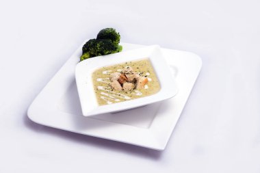 Bir brokoli çorbası, ekmek kırıntıları ile Hero Shot, bir 45 derece ön bakan açı ile minimal Beyaz arka planda kekik