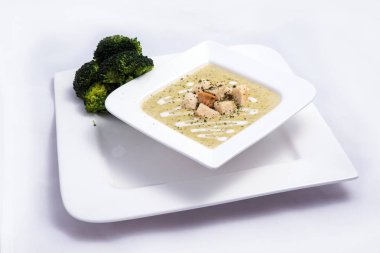 Bir brokoli çorbası, ekmek kırıntıları ile Hero Shot, bir 45 derece ön bakan açı ile minimal Beyaz arka planda kekik