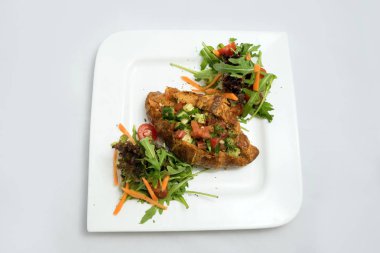 Sebze ile sebze dolu kruvasan ile bir kahvaltı tabağı bir düşük kontrast Hero çekim-havuç, domates, çapraz perspektif 30 derecelik bir açı ile minimal Beyaz arka planda marul.