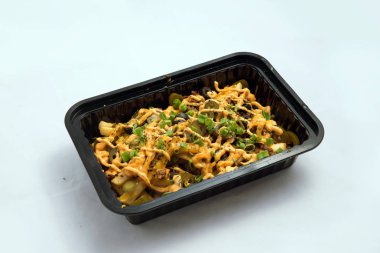 Bir take-Away Hot Loaded patates / peynir, kıyma, zeytin, jalapeno, sos ve kekik ile cips, bir yüksek kontrast Hero atış sol çapraz perspektiften uzak laştırılmış 45 derecelik açı ile minimal beyaz arka plan üzerinde.