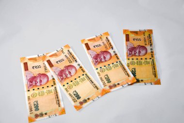 Minimal gri arka plan üzerinde Modern Hint İki Yüz Rupi Döviz Notları