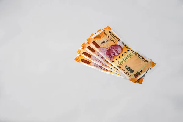最小限の灰色の背景に現代インド200ルピー通貨紙幣 — ストック写真