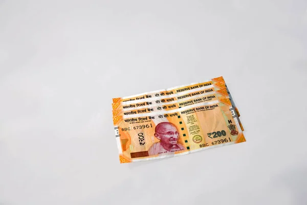 最小限の灰色の背景に現代インド200ルピー通貨紙幣 — ストック写真