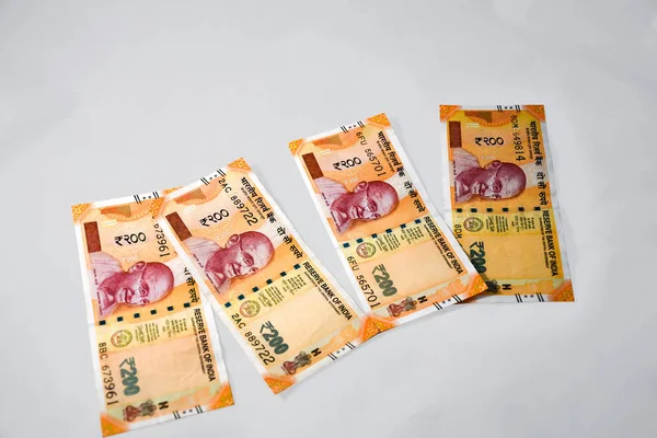 Minimal gri arka plan üzerinde Modern Hint İki Yüz Rupi Döviz Notları