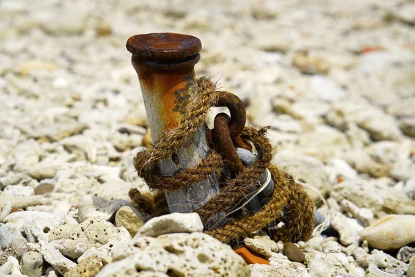 Tarih beach North Bay beach, Andaman Adaları bağlamak tekneler için eski çapa Close-Up